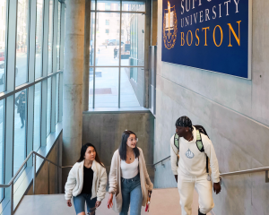 estudiantes viendo programas en Suffolk University